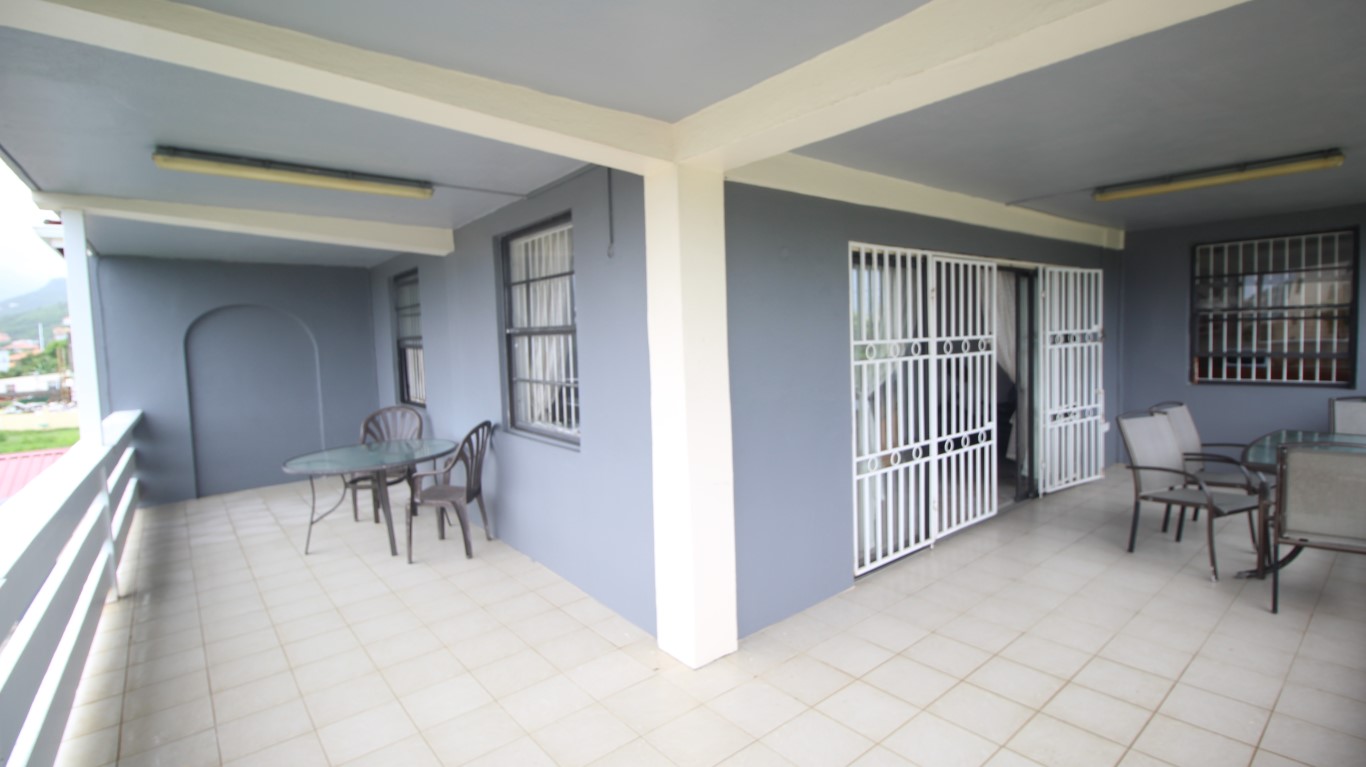 Rb1 Landlord Is Very Open To Offers First Floor Apartment Just Minutes From The Marina For Large Family Or Corporate Accommodation Blue Reef Real Estate